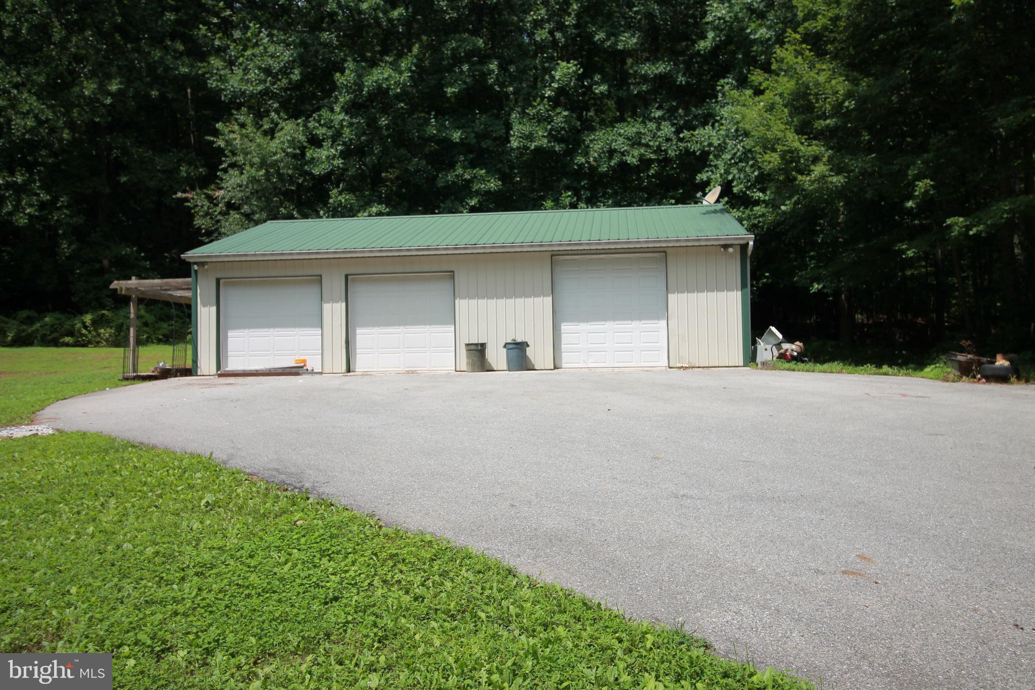 530 Packing House Road Hanover, PA 17331 - Photo 4 of 35 Large Garage