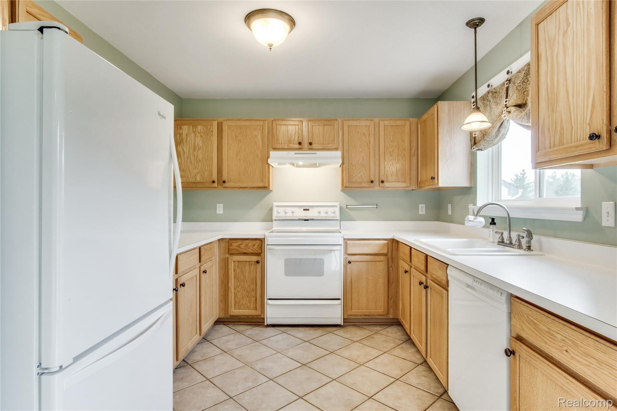 728 Ridgecrest Street Fenton, MI 48430 - Photo 9 of 25 Interiors (19 of 32).jpg
