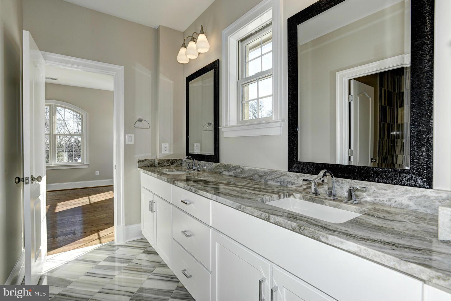 2108 Rockingham Street McLean, VA 22101 - Photo 21 of 30 Bath