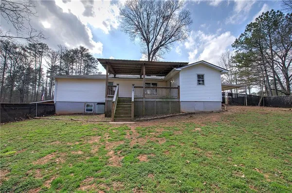 a view of a house with a back yard