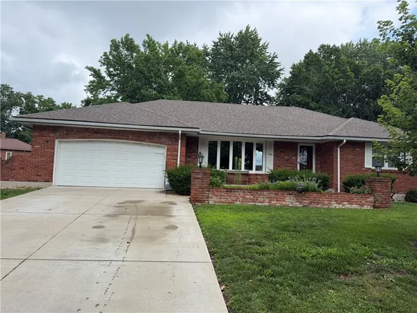 $295,000 | 1009 Southwest Sunrise Drive, Blue Springs, MO 64015