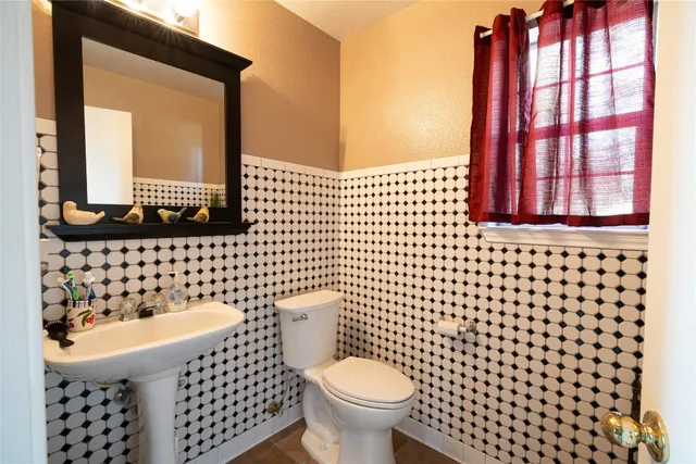 a picture of a wall with a white wall and a white wall