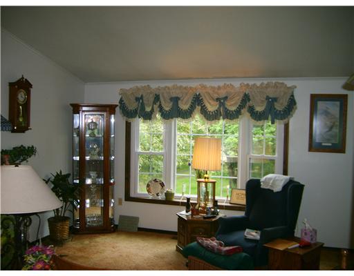 639 Freeport Road Freeport, PA 16229 - Photo 4 of 18 Living Room. Bay window
