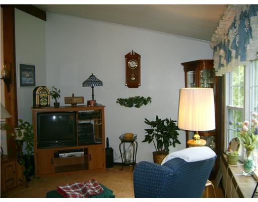 639 Freeport Road Freeport, PA 16229 - Photo 5 of 18 Living Room.