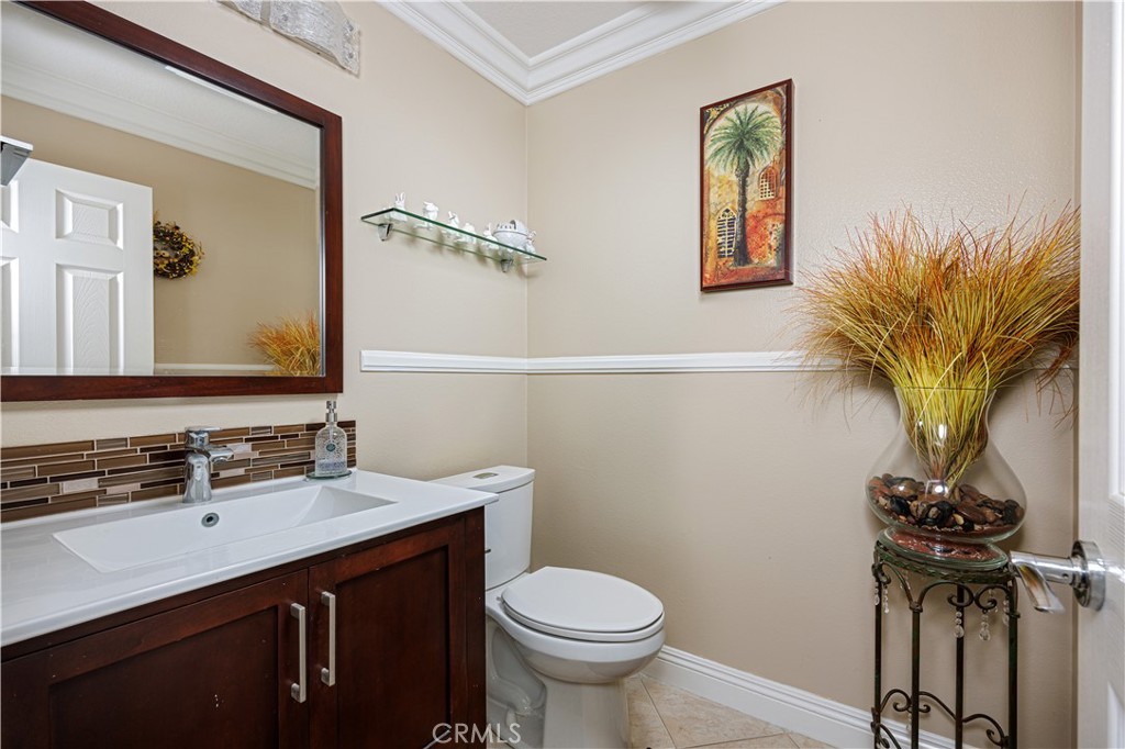 14 Sorenson Irvine, CA 92602 - Photo 8 of 27 a bathroom with a toilet sink and mirror