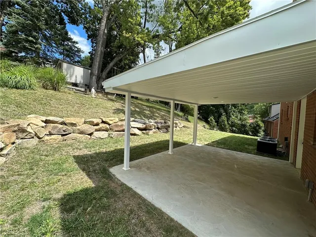 a view of a backyard