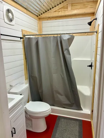 a bathroom with a toilet and a shower