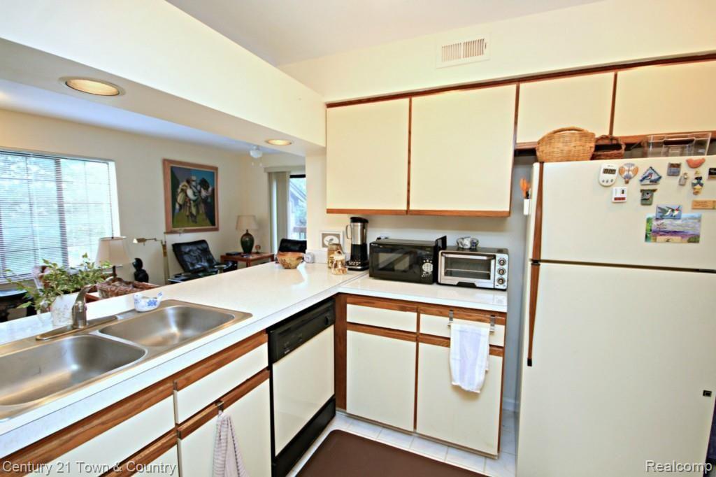 1506 Meadowside Drive Rochester, MI 48307 - Photo 8 of 21