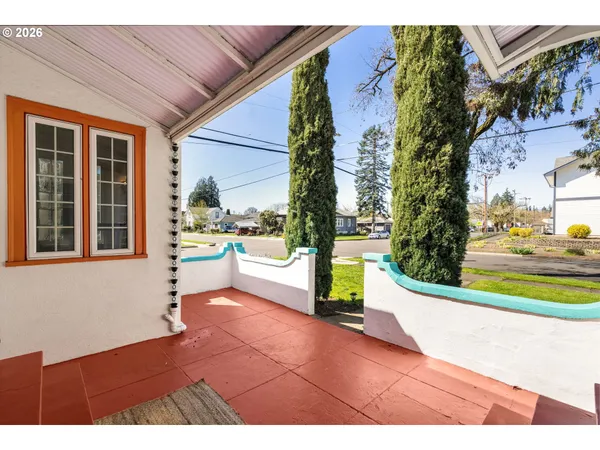 a view of a house with backyard and trees