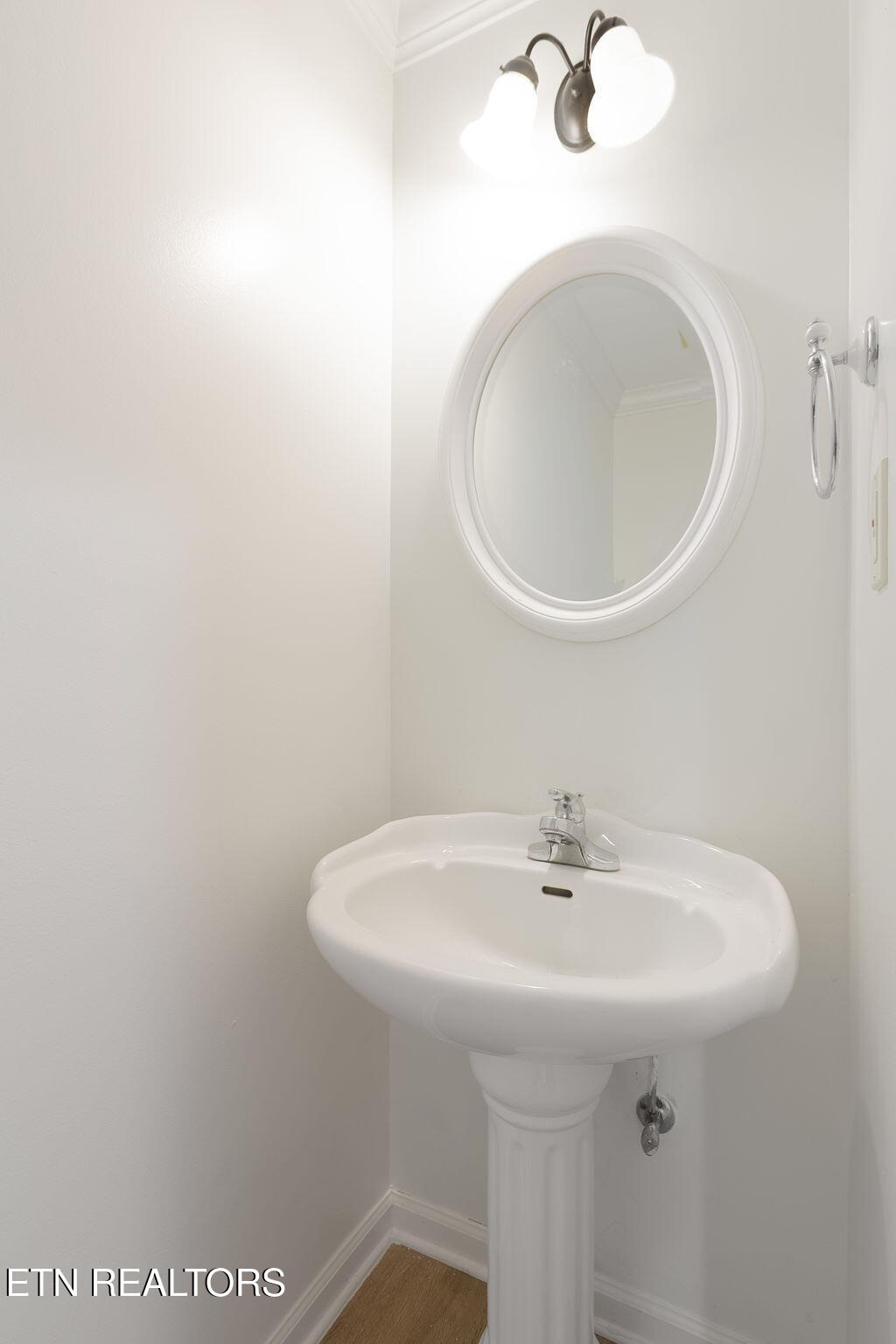 10033 Madison Ridge Lane Knoxville, TN 37922 - Photo 16 of 32 hall way half bath