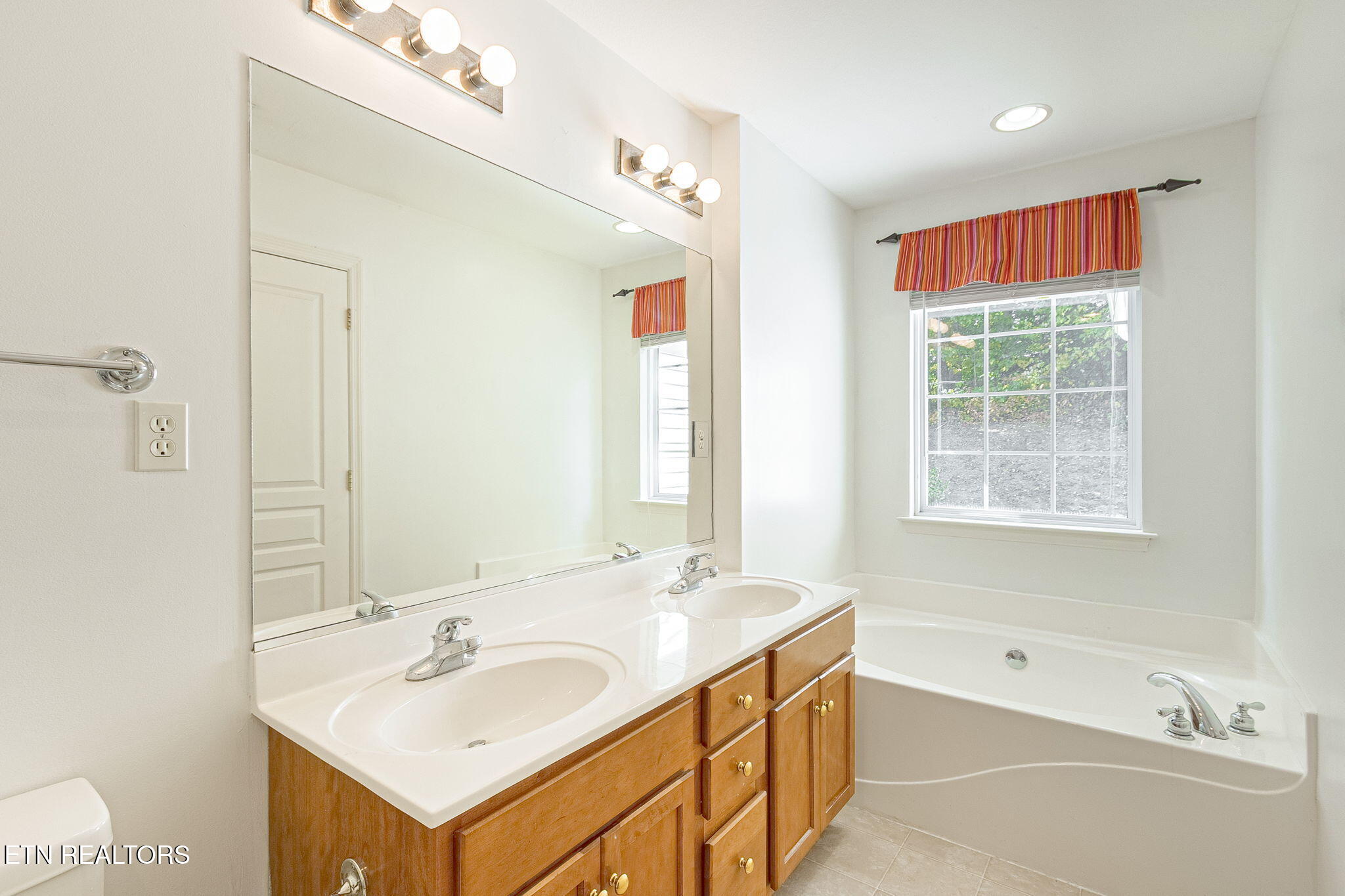 10033 Madison Ridge Lane Knoxville, TN 37922 - Photo 21 of 32 master bathroom