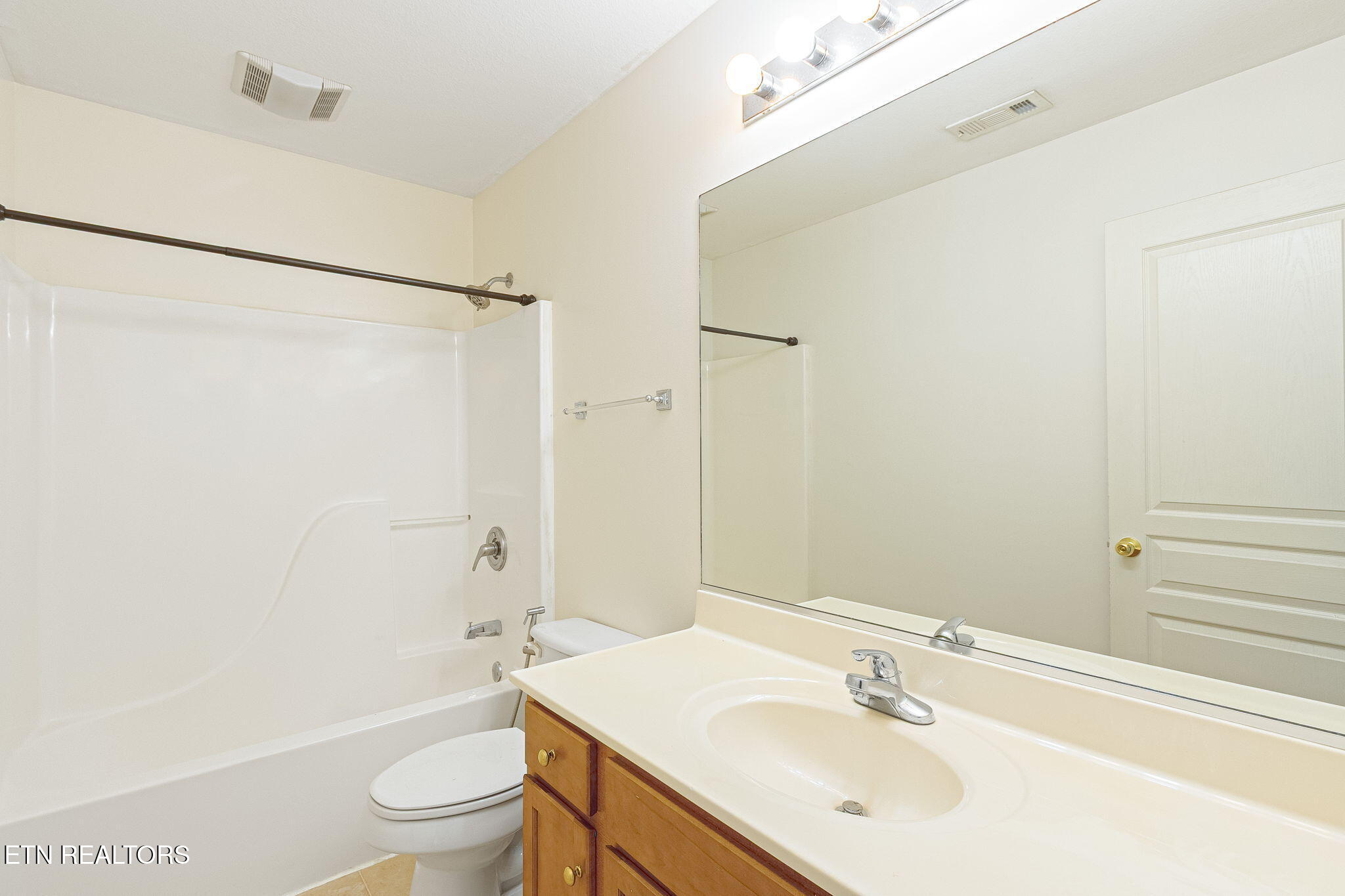 10033 Madison Ridge Lane Knoxville, TN 37922 - Photo 23 of 32 upstair shared bathroom