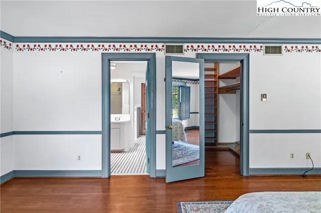 a view of livingroom with furniture