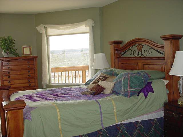 340 Black Hawk Road Yakima, WA 98908 - Photo 11 of 25 a bedroom with a bed and a window