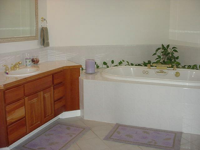 340 Black Hawk Road Yakima, WA 98908 - Photo 12 of 25 a bathroom with a sink and a mirror