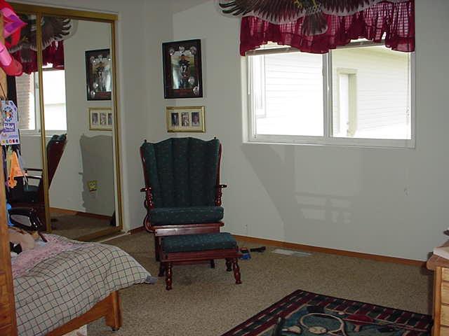 340 Black Hawk Road Yakima, WA 98908 - Photo 17 of 25 a living room with furniture and a window