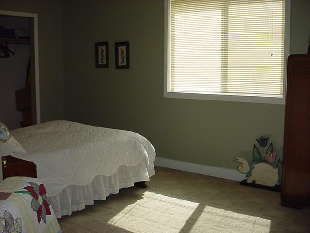 340 Black Hawk Road Yakima, WA 98908 - Photo 18 of 25 a bed sitting in a bedroom next to a window