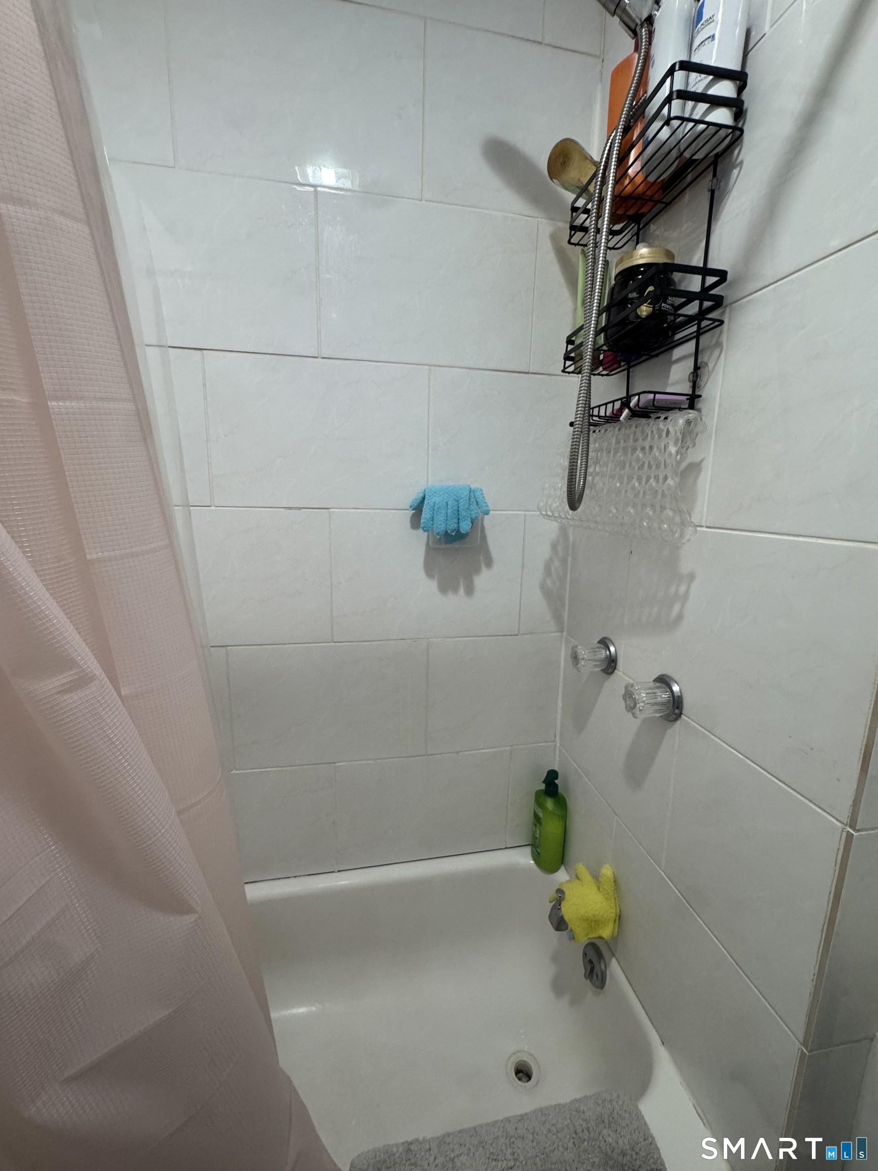 35 Cliff Street Norwich, CT 06360 - Photo 20 of 21 a bathroom with a bathtub