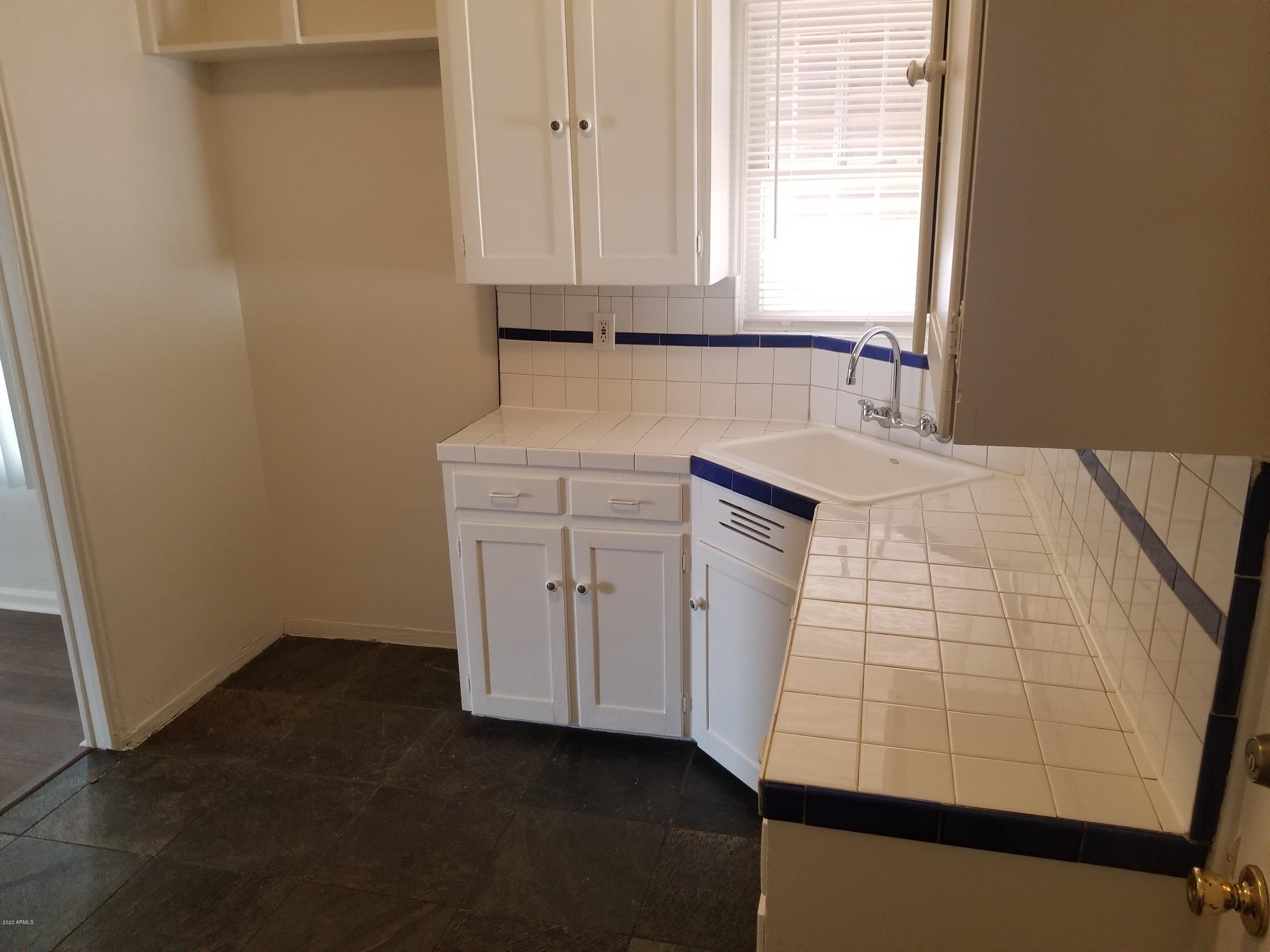 26 East Hatcher Road Phoenix, AZ 85020 - Photo 21 of 31 a room with washing machine and window