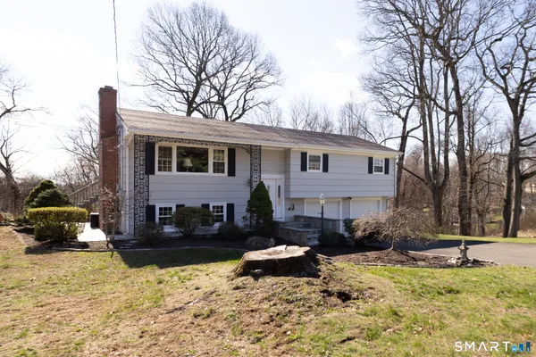 $549,900 | 100 Oakridge Road, Trumbull, CT 06611