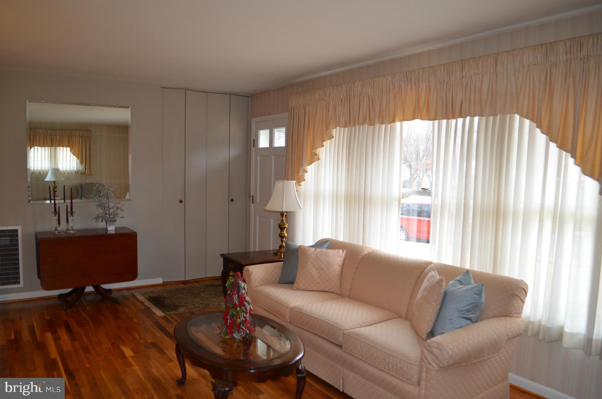 1923 Tadcaster Road Catonsville, MD 21228 - Photo 5 of 29 Living Room
