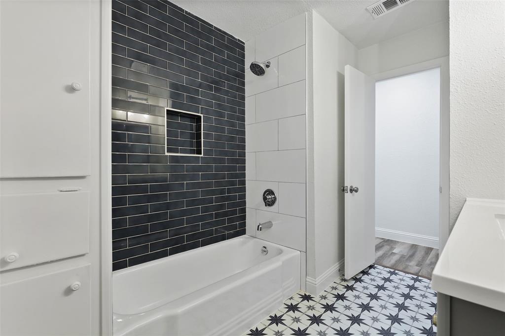 3126 Jubilee Trail Dallas, TX 75229 - Photo 23 of 38 a bathroom with a bathtub and a toilet