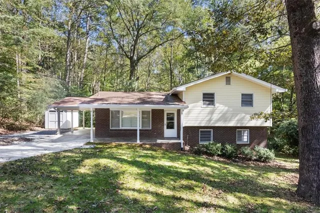 a view of a house with yard and plants
