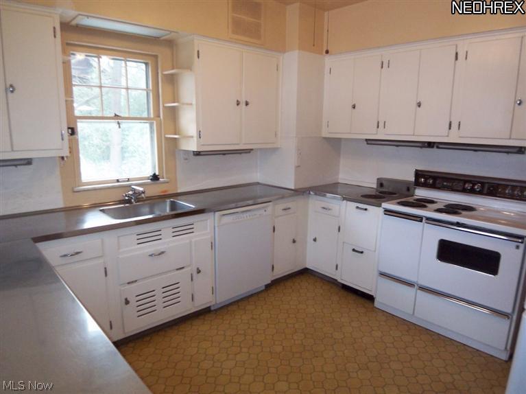 2102 Lamberton Road Cleveland, OH 44118 - Photo 7 of 14 Gallery Image 7