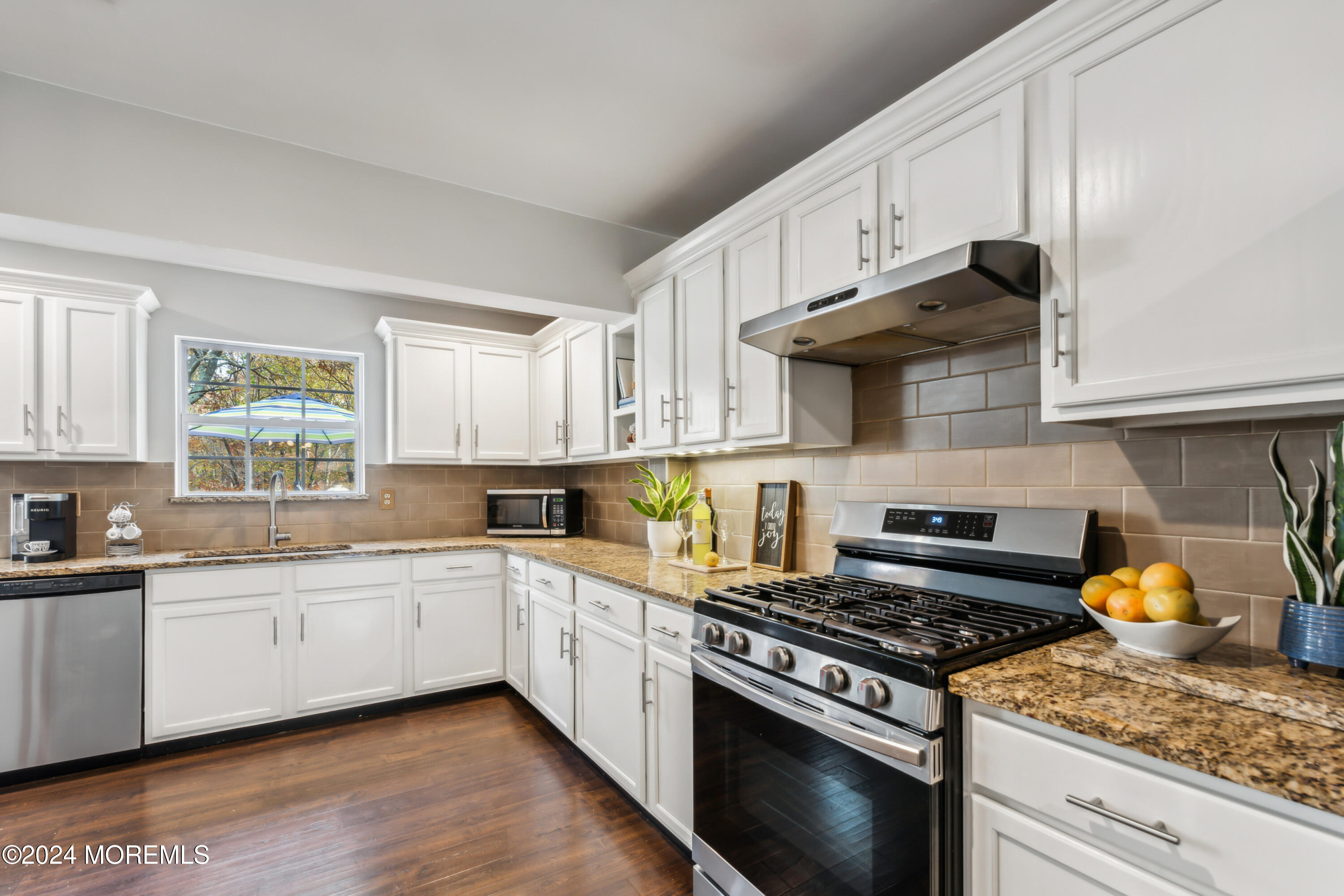 28 Roe Lane Howell, NJ 07731 - Photo 5 of 37 10