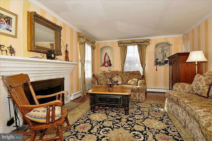 4710 Reservoir Road Northwest Washington, DC 20007 - Photo 15 of 27 Living Room