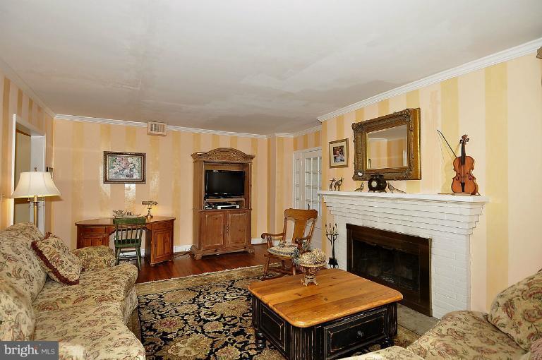 4710 Reservoir Road Northwest Washington, DC 20007 - Photo 19 of 27 Living Room