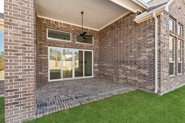 a view of a yard in front of the house