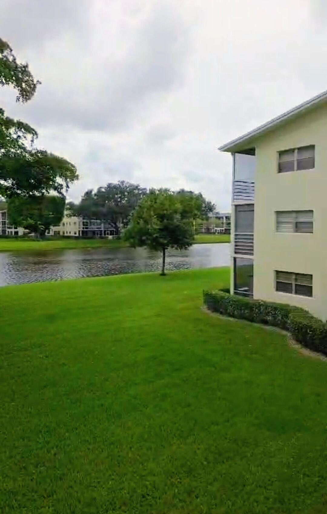 316 Dorset H, Unit 316 Boca Raton, FL 33434 - Photo 2 of 7 BALCON 316 DORSET DR- VISTA LAGO -2