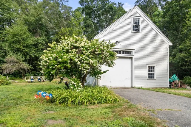 a view of a house with backyard and garden