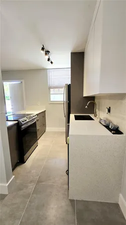 $1,800 | 1811 Jefferson Street, Unit 202, Hollywood, FL 33020