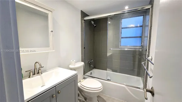 $1,800 | 1811 Jefferson Street, Unit 202, Hollywood, FL 33020