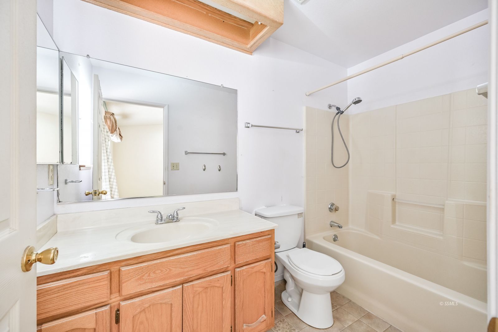 401 North Inyo Street Ridgecrest, CA 93555 - Photo 24 of 37 a bathroom with a sink toilet tub and shower