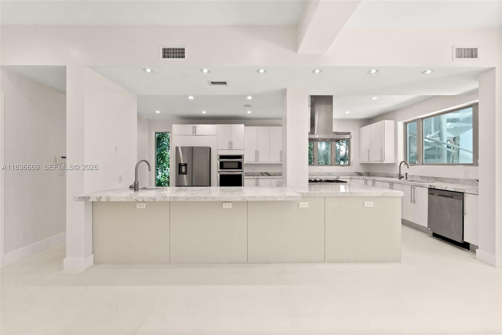 5625 North Bay Road Miami Beach, FL 33140 - Photo 6 of 26 Gallery Image 6