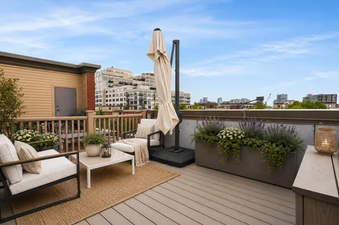 $800,000 | 1035 North Kingsbury Street, Chicago, IL 60610