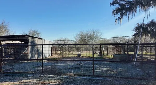 a view of a of a house with a yard