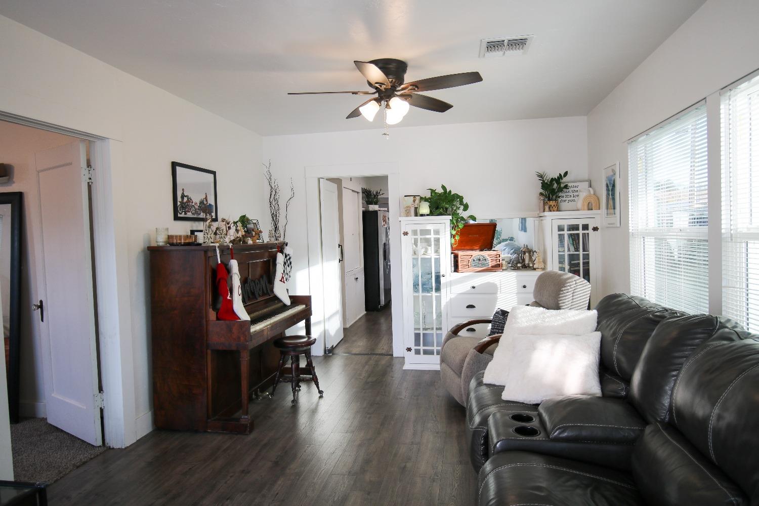 960 South Klein Avenue Reedley, CA 93654 - Photo 5 of 20 Gallery Image 5