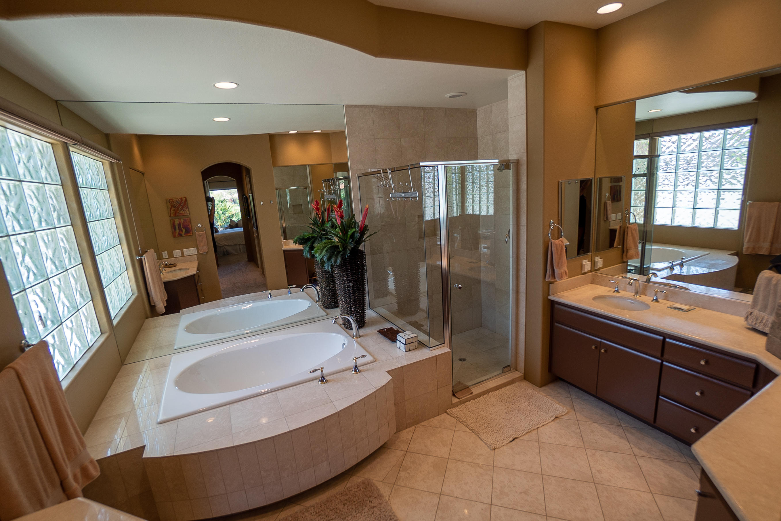 144 Loch Lomond Road Rancho Mirage, CA 92270 - Photo 21 of 28 a bathroom with a tub sink and mirror