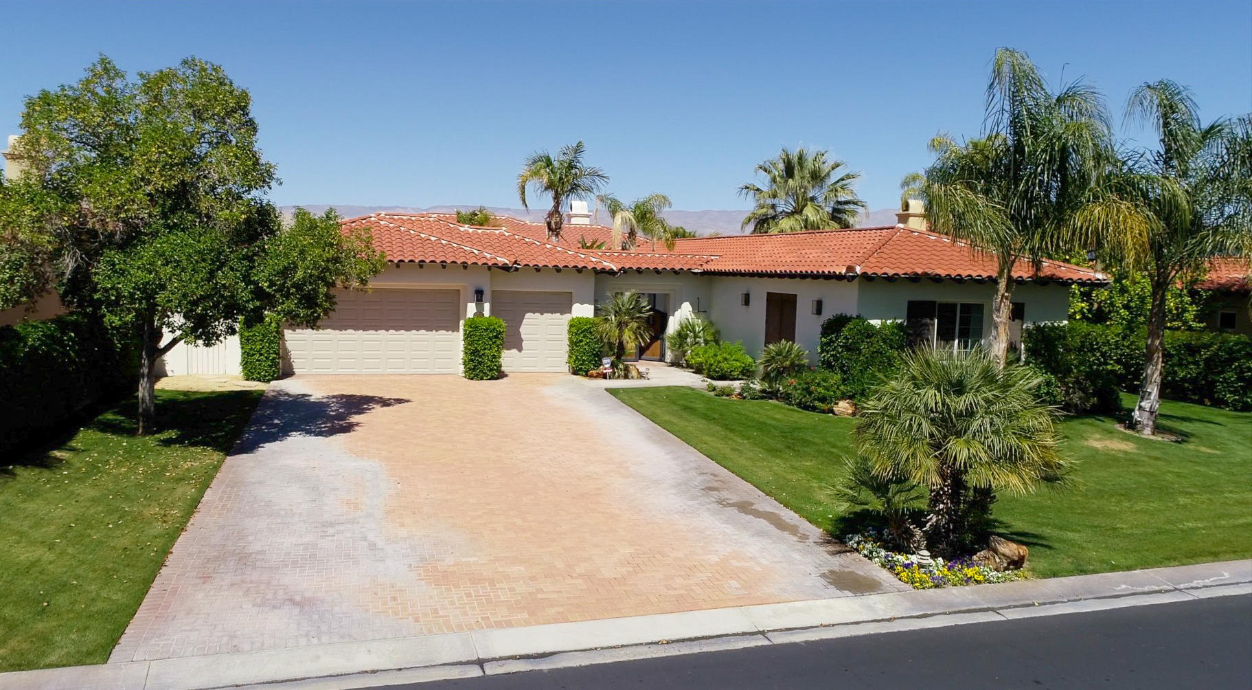 144 Loch Lomond Road Rancho Mirage, CA 92270 - Photo 5 of 28 a front view of a house with a yard