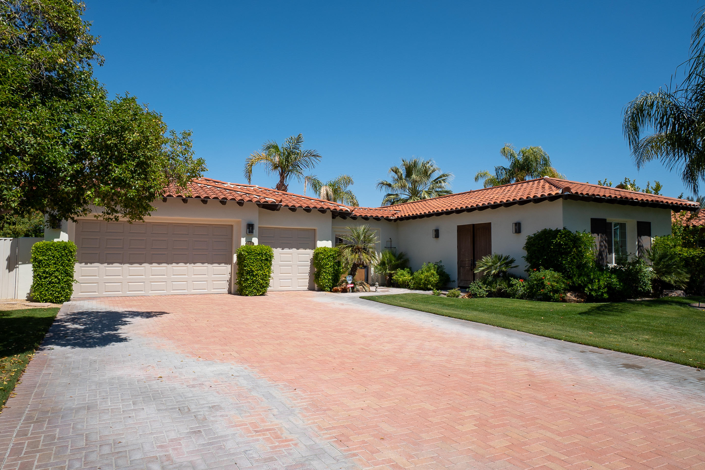 144 Loch Lomond Road Rancho Mirage, CA 92270 - Photo 6 of 28 a front view of a house with a yard and garage