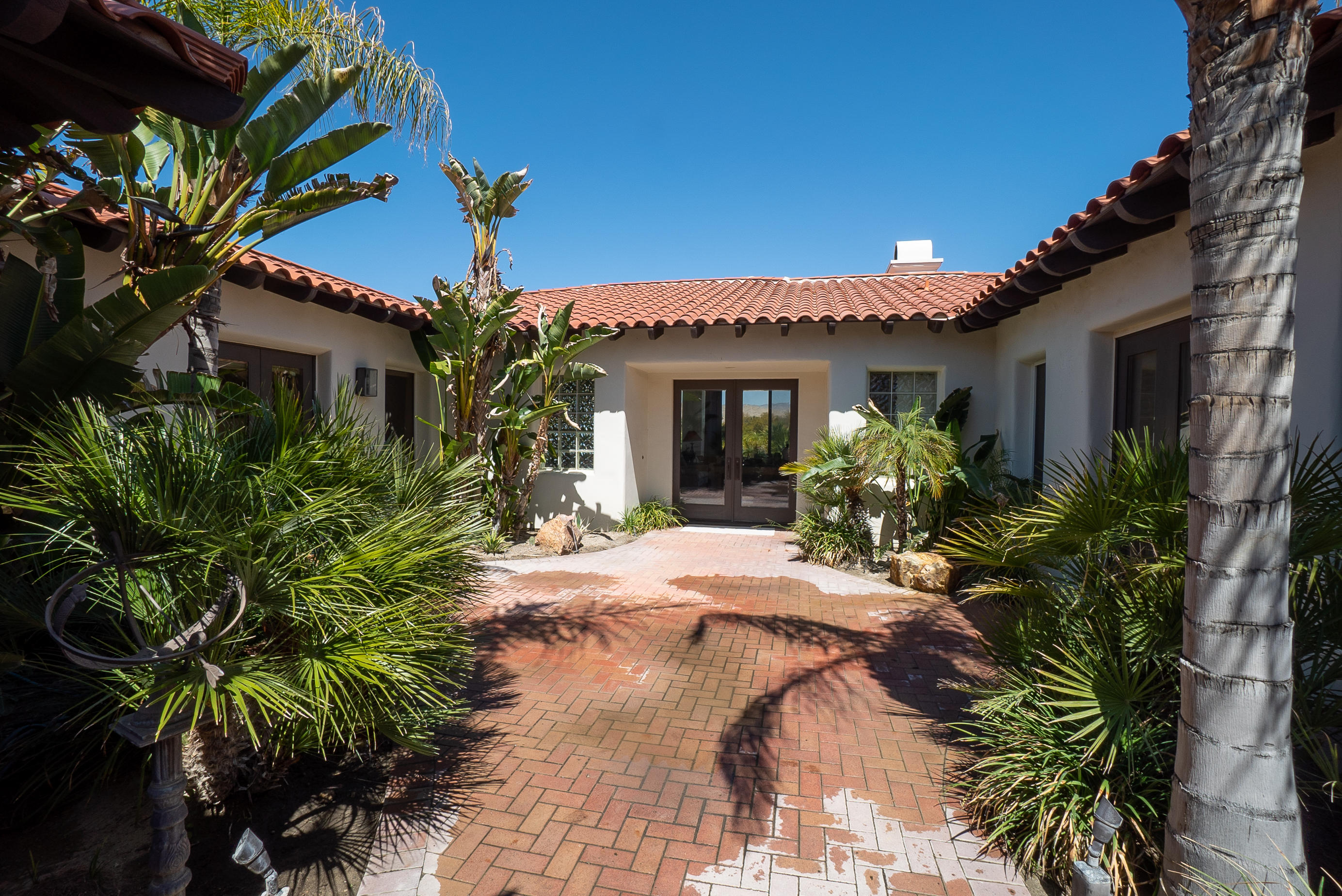144 Loch Lomond Road Rancho Mirage, CA 92270 - Photo 7 of 28 a view of a house with a patio