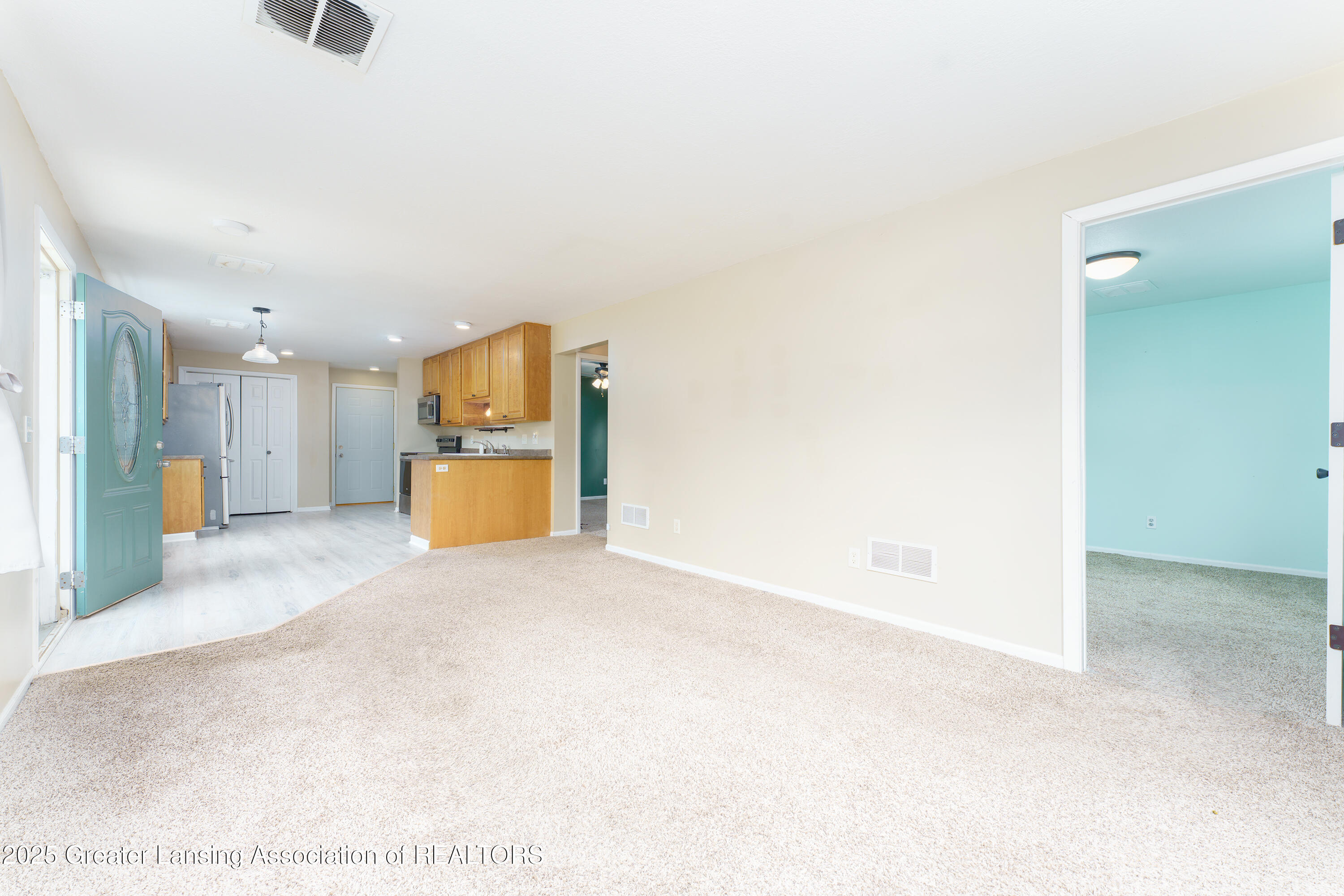 206 Okemos Road Mason, MI 48854 - Photo 4 of 19 DSC02104