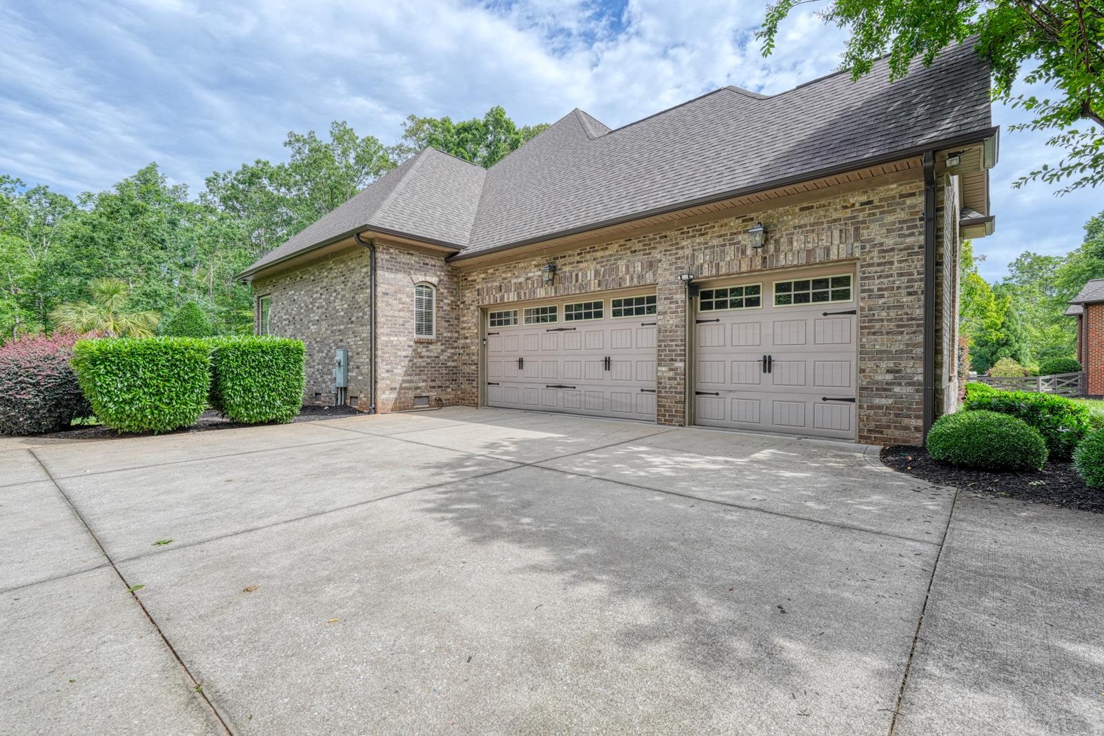 122 Beacon Hill Road Duncan, SC 29334 - Photo 3 of 49