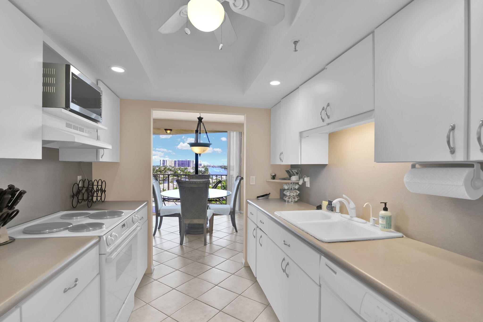 899 Jeffery Street, Unit 809 Boca Raton, FL 33487 - Photo 15 of 96 899 Jeffery St 809 Kitchen pic 4