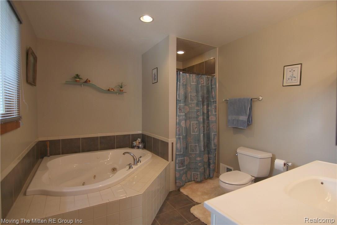 43221 Fret Road Belleville, MI 48111 - Photo 15 of 34 jFret Rd Master Bath.jpg