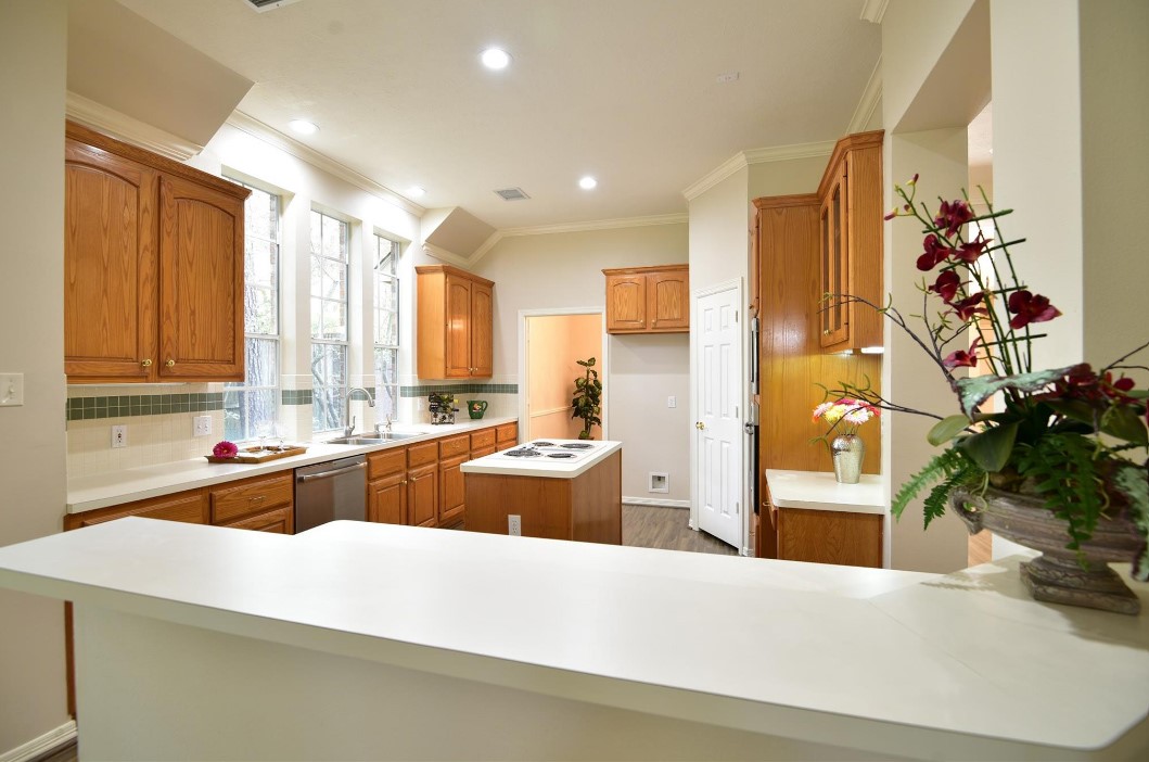34 Reflection Point The Woodlands, TX 77381 - Photo 17 of 42 Breakfast Bar looking into the kitchen